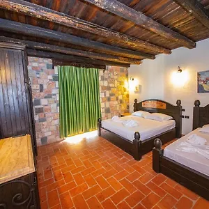 4* Pensión Sarajet E Pashait 1